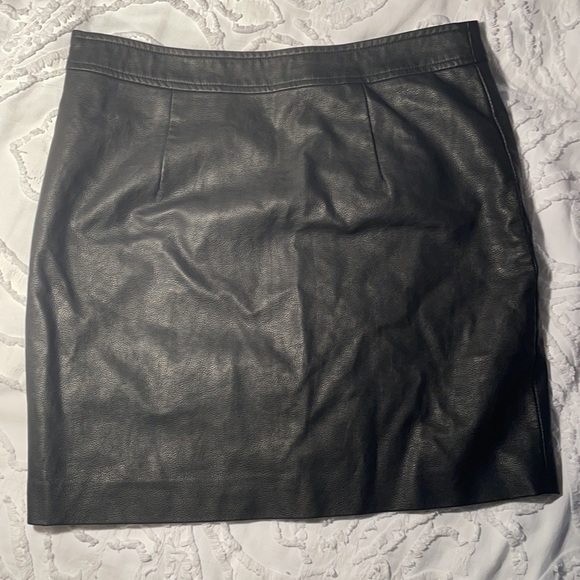 Mini leather skirt - Picture 3 of 3